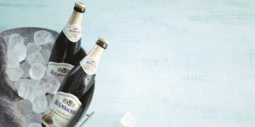 2 Flaschen Kulmbacher Edelherb in enem Eimer mit Eiswürfeln