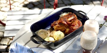 Gegrillte Schweinxhaxe in Auflaufform mit Knödeln