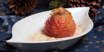 Bratapfel auf Vanillesoße in Schälchen angerichtet.