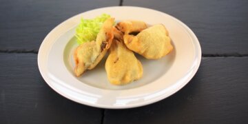4 Karpfenfilets in Bierteig, dazu ein Salatblatt