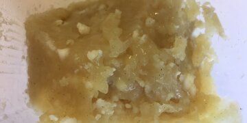 Nahaufnahme, Blick in einen Becher mit Schüsselkas: gelbliche Masse