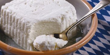 Schälchen mit Topfen und einem Löffel