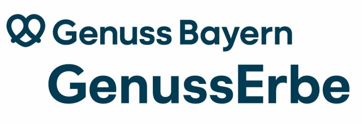 kleiner Schriftzug Genuss Bayern, großer Genuss Erbe, dazu eine herzförmige Brezel, alles in Blauton