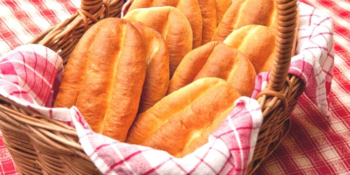 Körbchen mit rot-weißem Karoküchentuch, darin 8 Krätzaweckla
