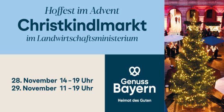 Ein beleuchteter Christbaum im Innenhof des bayerischen Landwirtschaftsministeriums, daneben die Veranstaltungsankündigung des Christkindlmarktes 2025