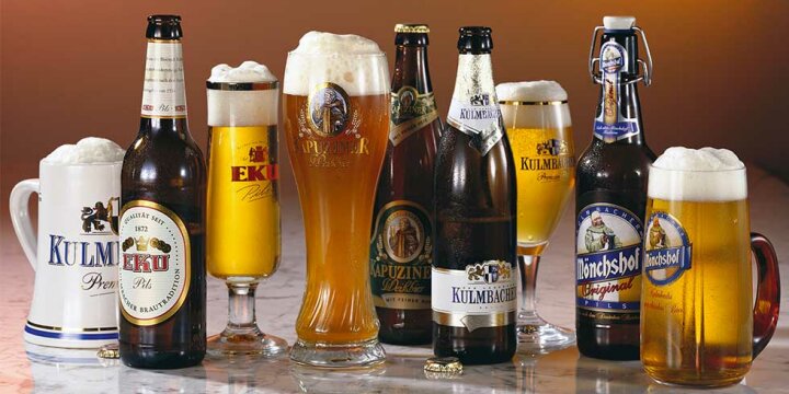 verschiedene Gläser, Krüge und Flaschen aus dem Kulmbacher Sortiment