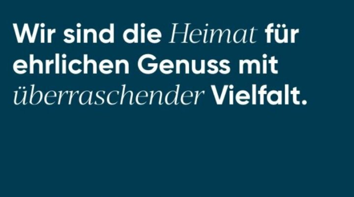 Leitsatz weiß auf blauem Hintergrund: Wir sind die Heimat für ehrlichen Genuss mit überraschender Vielfalt