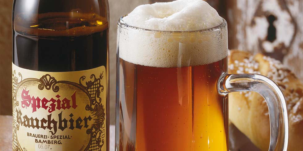Nahaufnahme Flasche Rauchbier neben einem 0,5er-Glaskrug gefüllt