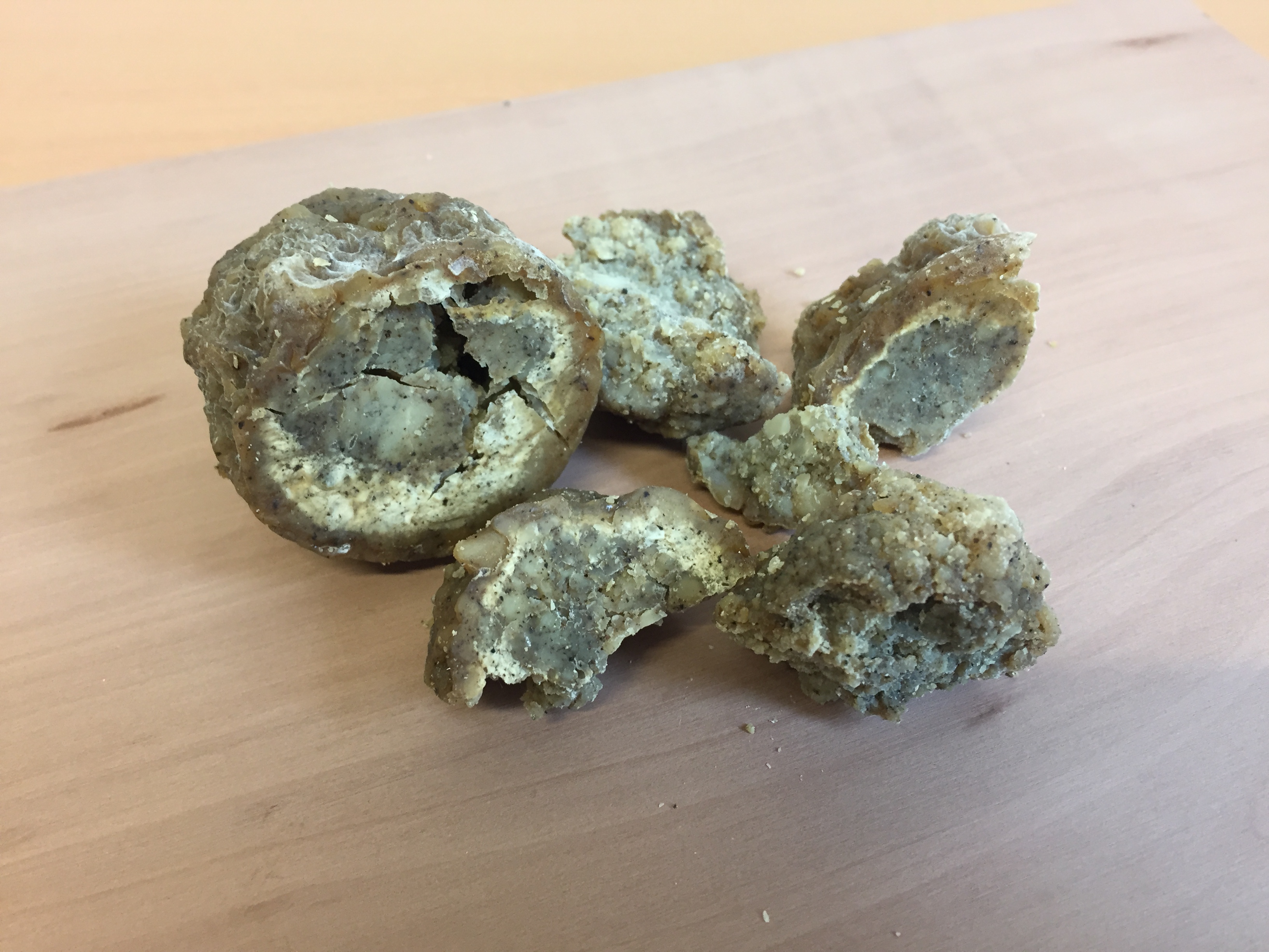 Anschnitt einer Kugel Beieikas auf einer Holzplatte