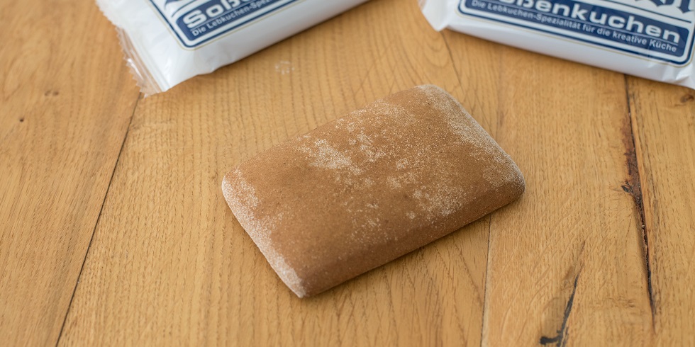 ein Soßenkuchen auf einem Holztischplatte
